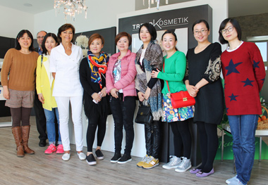 die China-Delegation im Kosmetikstudio von Petra Spieß in Speyer